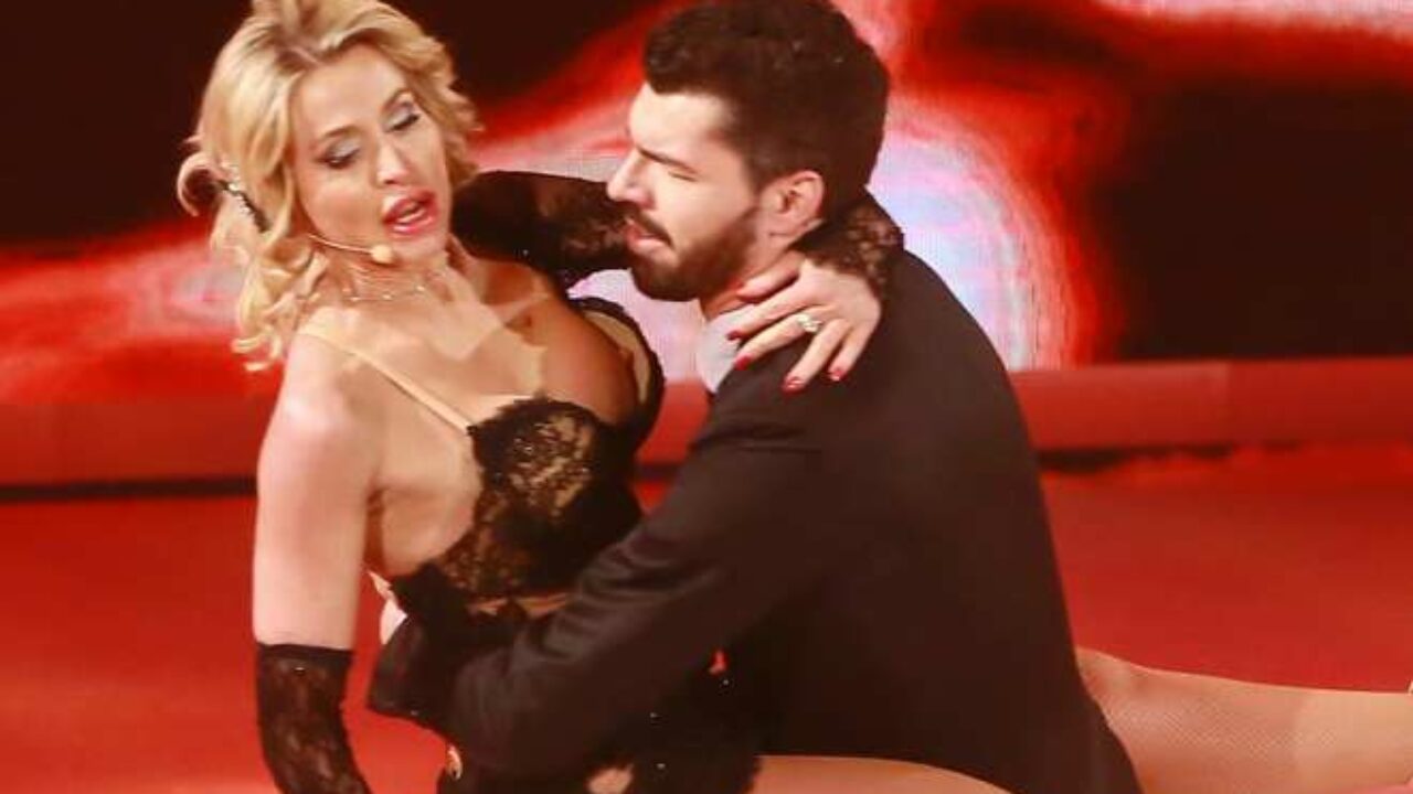 Incidente HOT per Valeria Marini. Fuori di seno in diretta - Pagina 2 di 2 -