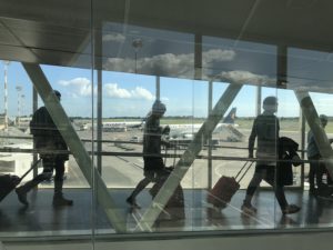 Abbandona coltelli e ascia in aeroporto a Catania: denunciato