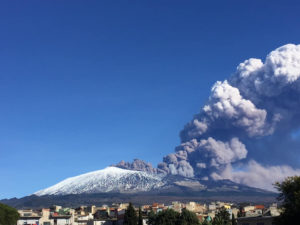 Etna, colata lavica dal cratere Sud-Est: riatra l’aeroporto Fontanarossa