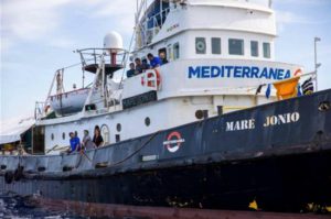 Nave Mar Jonio davanti Lampedusa