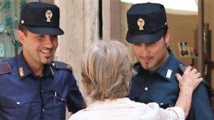 I Poliziotti soccorrono una donna anziana
