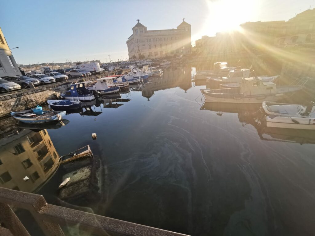 Inquinamento nel porto piccolo di Siracusa: interviene la Guardia ...