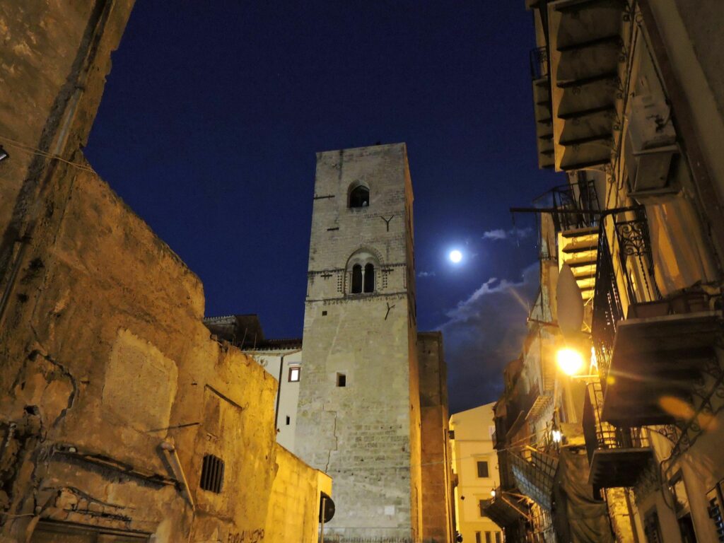 Notte stellata sulla Torre medievale