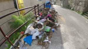 Emergenza spazzatura al cimitero dei Rotoli: la denuncia della Lega