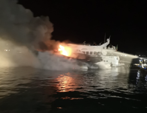 Yacht in fiamme al porto di Siracusa nella notte: affondato