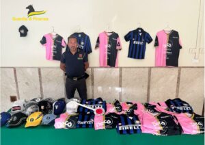 Centinaia di magliette del Palermo contraffatte sequestrate dalla GdF