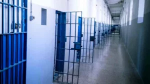 Polizia penitenziaria: traffico di droga gestito dai boss dalle celle via telefono