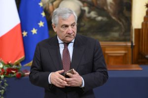 Tajani: “La Francia non scarichi i suoi problemi su di noi”