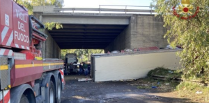 Camion giù da un viadotto a Catania: autista resta illeso