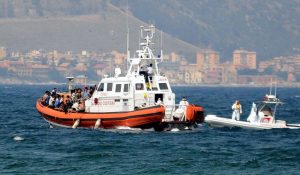 Immigrazione, naufragio nel Crotonese, una trentina le vittime