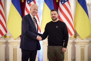 Biden a Kiev incontra Zelensky “Il nostro sostegno continua”