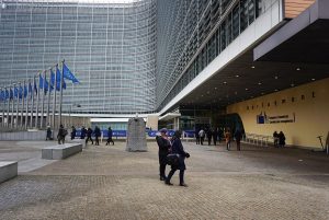 Commissione Ue “Garantire debito sostenibile a medio termine”