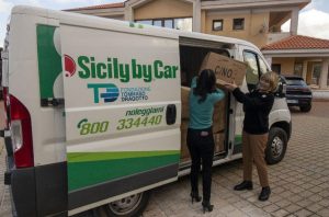 Parte furgone con scarpe da donare ai migranti a Lampedusa