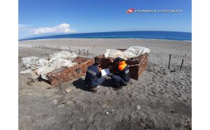 Manufatti abbandonati in spiaggia: la Guarda Costiera di Riposto sequestra area di 2000mq