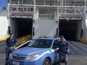 Iphone rubati a Palermo e altri apparecchi in auto: fermato un uomo