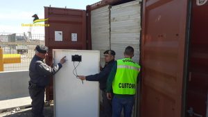 Palermo, sequestrate 18 tonnellate di rifiuti speciali nascosti in un container