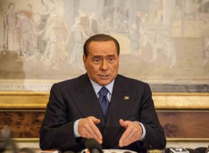 Berlusconi, il bollettino medico: ha un’infezione polmonare. Da tempo malato di leucemia