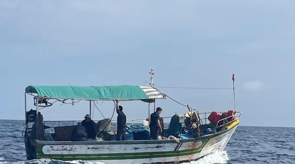 Bloccata nave madre a Pantelleria, tre fermi per immigrazione clandestina