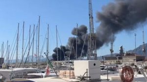 Incendio al porticciolo dell’Acquasanta a Palermo: un ferito