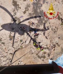 Lampedusa, recuperati in elicottero i migranti bloccati sulla scogliera