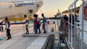 Proseguono i trasferimenti dei migranti tra Lampedusa e Porto Empedocle