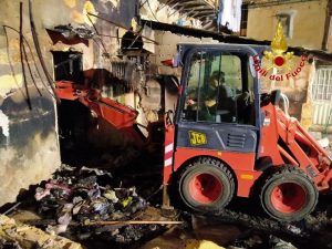 Palermo, incendio al Villaggio Santa Rosalia. Distrutto deposito