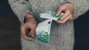 100 euro di aumento - fonte_depositphotos - sicilianews24.it