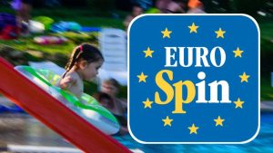 Logo Eurospin con bimba che gioca in piscina - foto Depositphotos - SiciliaNews24.it