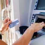 Donna preleva dei contanti ad uno sportello ATM - foto Corporate+ - SiciliaNews24.it