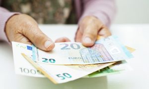 Pensionata riceve diversi soldi in euro dalla pensione - foto Corporate+ - SiciliaNews24.it