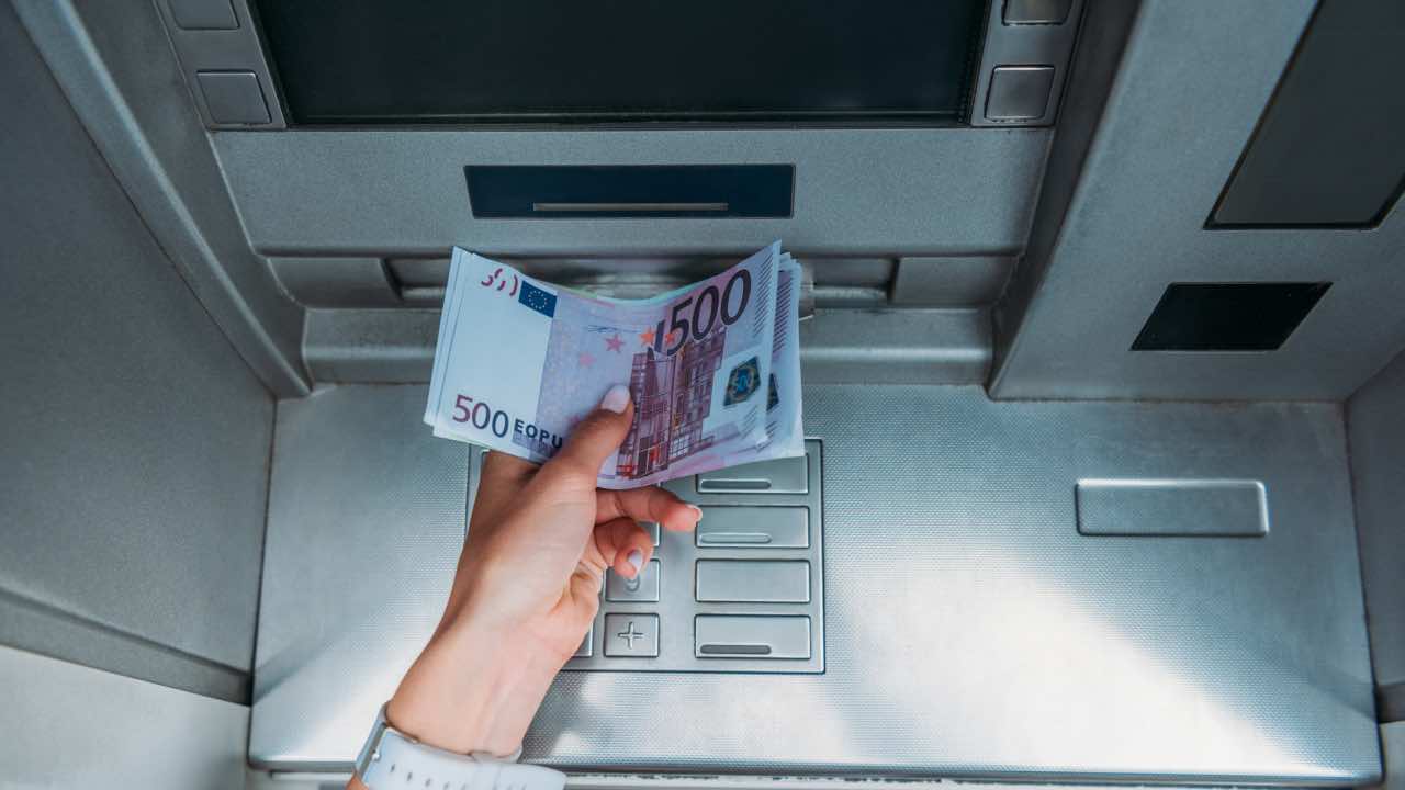 Ti hanno truffato al Bancomat, ma ancora non lo sai: controlla subito l’estratto conto | Agiscono in meno di 25 secondi