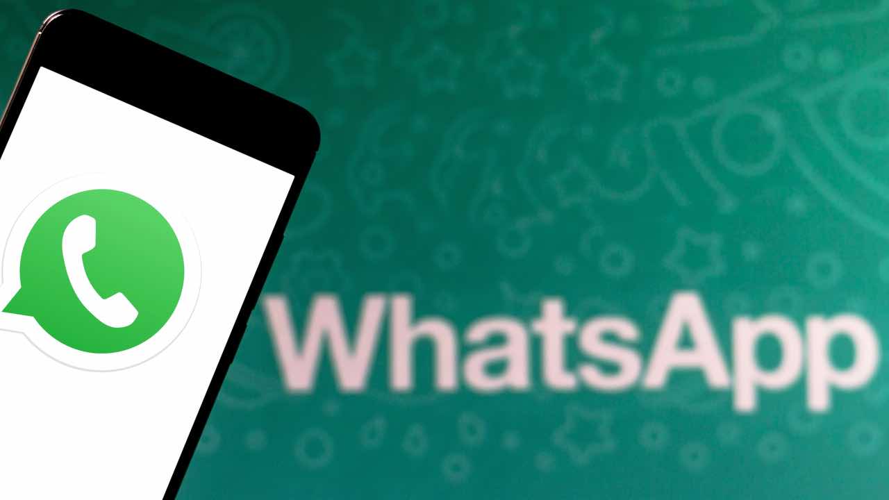 Il Governo approva la misura: da oggi VIETATI PER SEMPRE nei gruppi Whatsapp | Segui la regola o trovati un avvocato