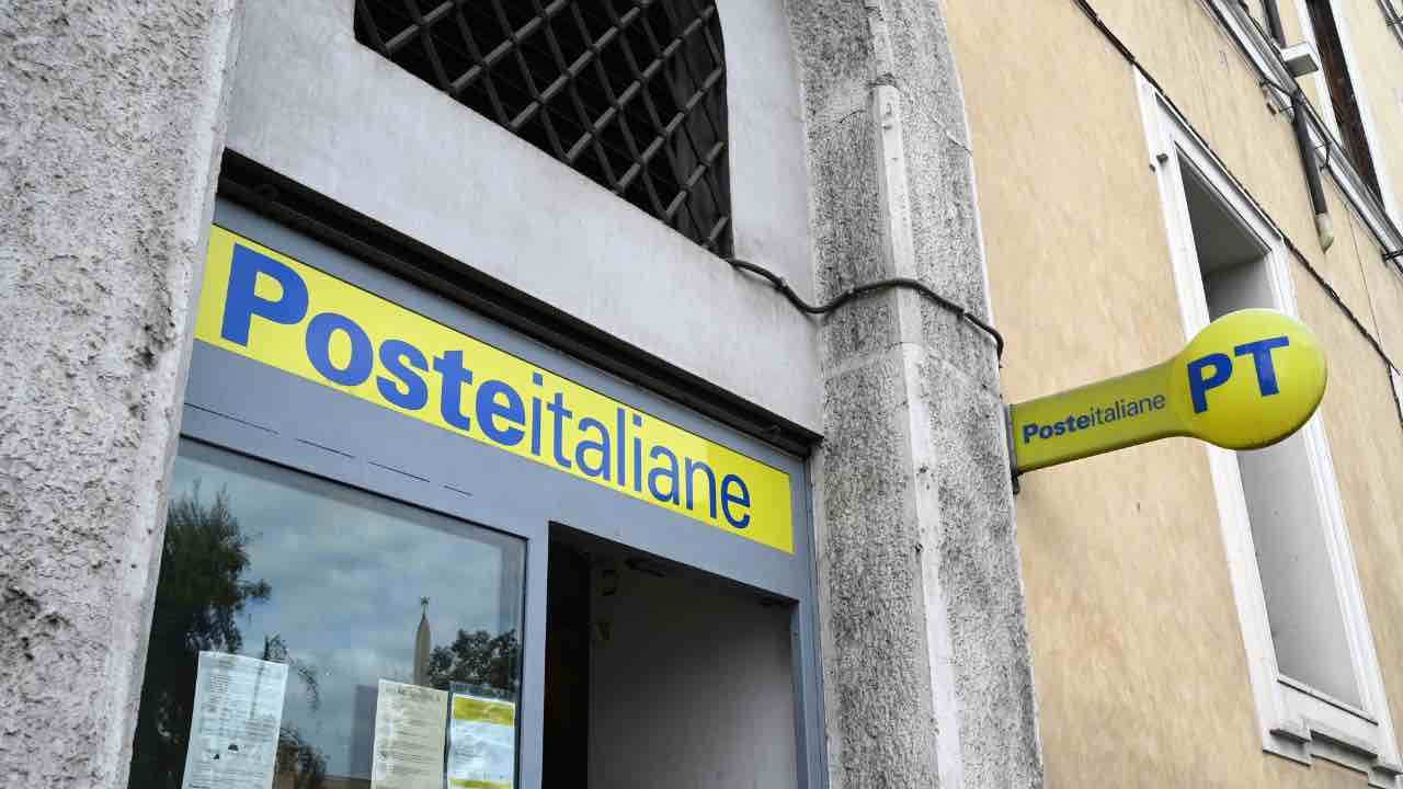 “Ad un certo punto il mio conto era di €0” | Poste Italiane, migliaia di utenti truffati: non aprire mai questo sms