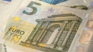 Banconota da 5 euro - fonte_Canva _ sicilianews24.it