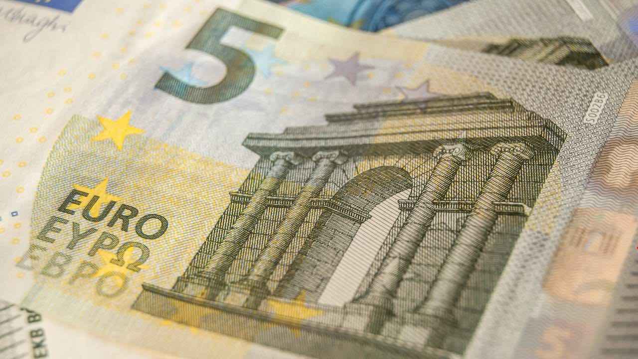 5 euro, da oggi non saranno più valide in Italia: oggetto senza valore | Faresti bene a spenderle altrove