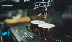 Caffè in tazzine pronti per essere serviti ai clienti presenti nel bar – fonte Pexels JobsNews.it - SiciliaNews24.it