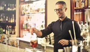 Cameriere è pronto a servire un cocktail ai clienti - foto Pexels - SiciliaNews24.it