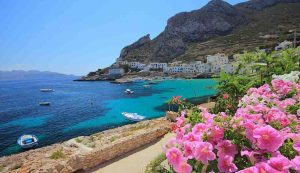 Isola di Levanzo in Sicilia baciata dal sole e dalle meraviglie della natura - fonte Wikimedia Commons - SiciliaNews24.it