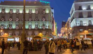 Persone che camminano a Madrid alla ricerca di un regalo per Natale – Fonte Depositphotos JobsNews.it - SiciliaNews24.it