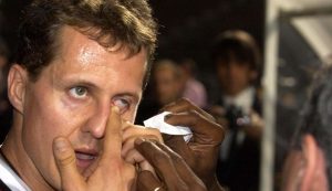 Schumacher mentre prova a togliere qualcosa dagli occhi - foto LaPresse - SiciliaNews24.it