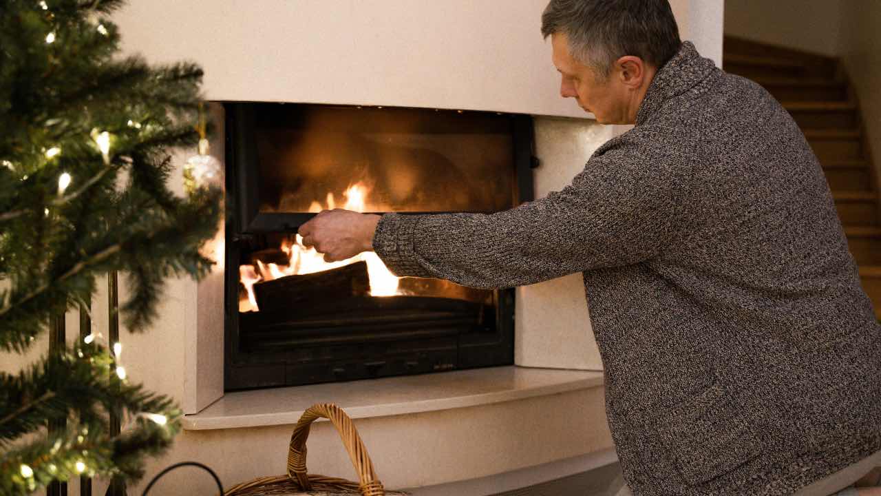 Altro che termosifoni: riscalda la casa così | Paghi la metà in bolletta e non patisci il freddo neanche a dicembre