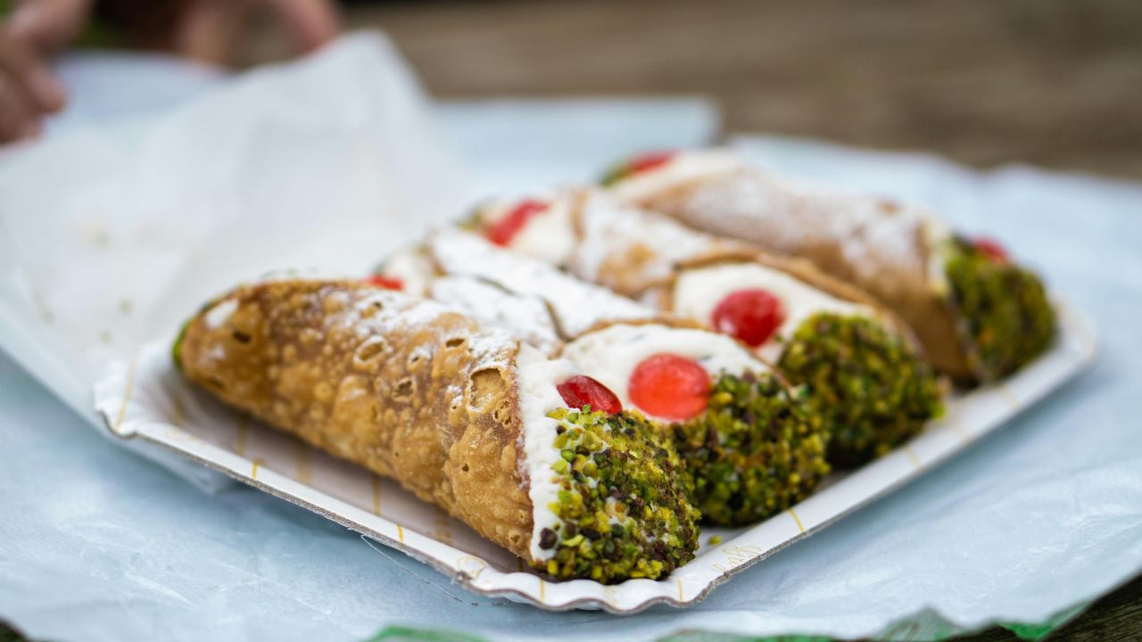 “Il cannolo più buono di tutta la Sicilia”: esci dallo svincolo dell’autostrada e lo trovi in questo bar minuscolo | 3.30€ di godimento puro