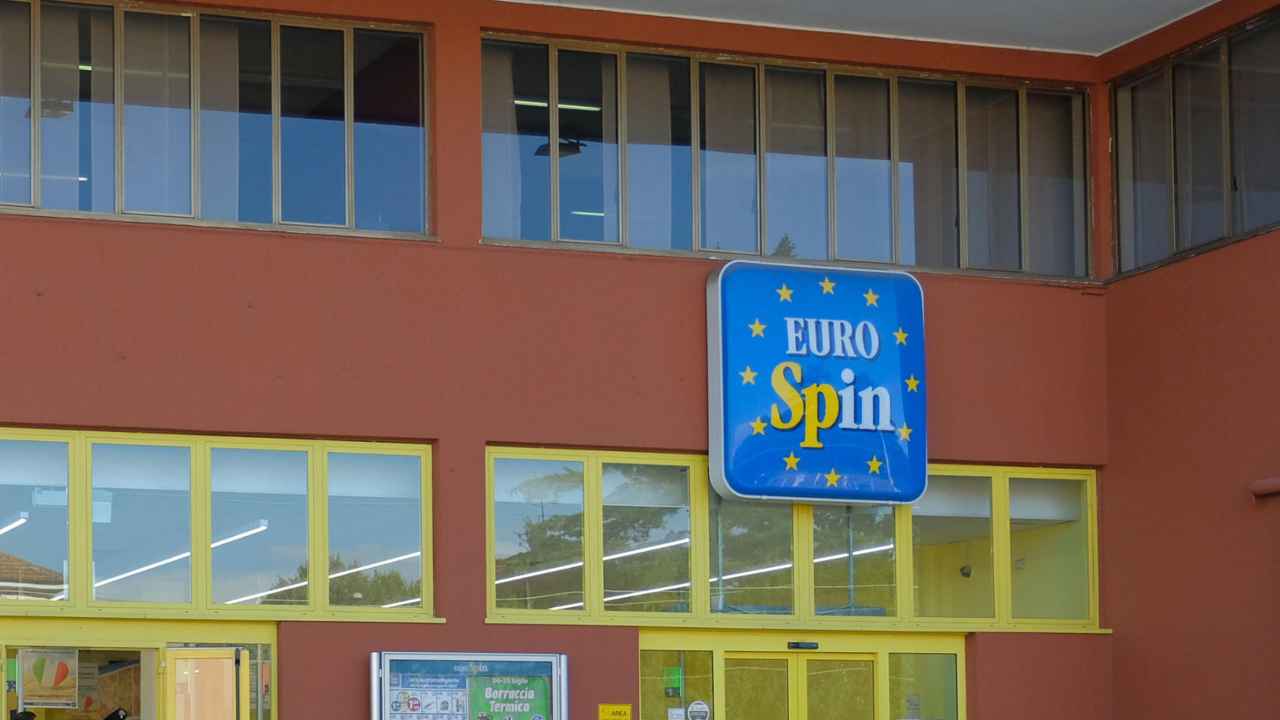 Cliente inferocita esce da Eurospin e pubblica tutto: “C’era la muffa” | “Impossibile parlare con un Operatore”