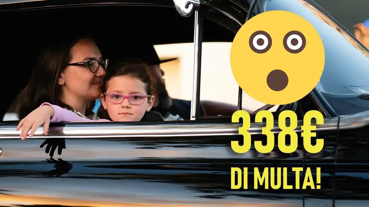 Mia figlia saluta l’amichetta sull’auto accanto: “Favorisca la patente” | 338€ di multa