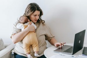 Pensione anticipata alle mamme lavoratrici - fonte pexels - sicilianews24.it