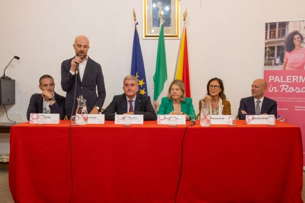 “Un’onda rosa” invade Palermo: “Il nostro messaggio? Il rispetto nei confronti delle donne in ogni luogo e a ogni livello”