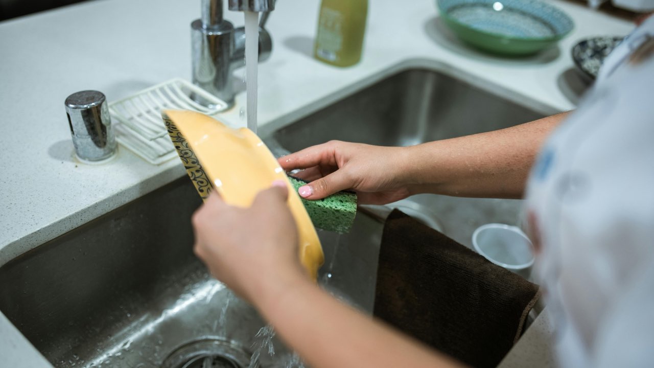 Acqua, giri il rubinetto della cucina e la bolletta si dimezza: quasi nessuno conosce questo metodo