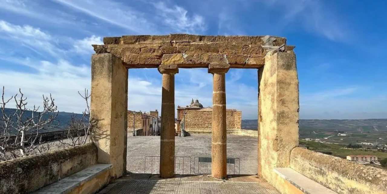 La chiamano l’Arabia della Sicilia: tra le vie di questo borgo si respira una storia lunga più di 1000 anni | Meta più gettonata del 2024