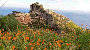 Il borgo che unisce arte e natura