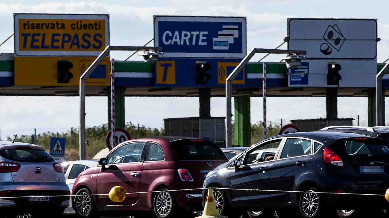 Stanno eliminando i Caselli Autostradali: caos sfrenato tra gli automobilisti | Solo 72 ore di tempo per pagare il pedaggio